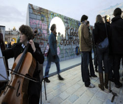 سيّاح فرنسيّون أمام جدار «رمزي» في فرنسا إحياءً لسقوط الجدار الأصلي
