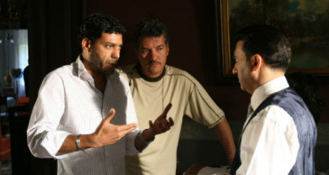 شوقي الماجري يتحدث إلى فراس إبراهيم خلال تصوير مسلسل «أسمهان».