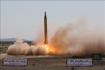 صاروخ «شهاب ـ 3» ينطلق من مكان غير محدد في إيران أمس.