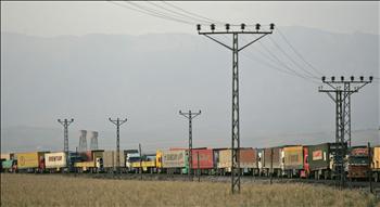 صف من الشاحنات تحمل أغذية عند معبر الخابور بين تركيا والعراق أمس