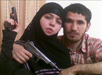 صورة غير مؤرخة لجنة عبد الرحمنوف وزوجها
