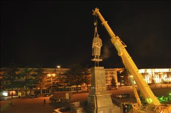 صورة وزعتها إدارة غوري عن إزالة تمثال ستالين في جورجيا أمس.