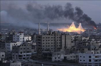 صورة للمصور محمد سالم، من وكالة «رويترز» فازت بالجائزة الثانية عن فئة «الأخبار» وتصور مدينة غزة يتصاعد من قلبها الدخان بفعل القصف الإسرائيلي بقنابل الفوسفور الأبيض خلال العدوان الأخير 