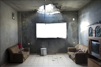 صورة للمصور السويدي كينت كليتش، فازت بالجائزة الأولى عن فئة «أخبار عامة» وتصور منزلاً مدمراً في غزة في 3 آذار 2009 