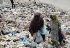 صوماليون يبحثون غن طعام وسط القمامة في مقديشو