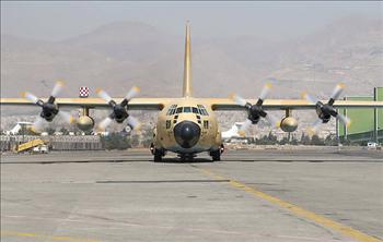 طائرة «سي 130» المطورة لدى تنفيذ أول تحليق رسمي لها في طهران أمس.