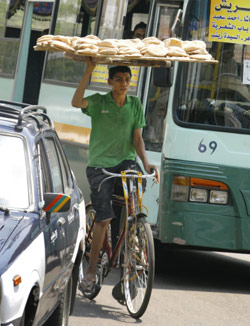 عامل مصري ينقل الخبز في أحد شوارع القاهرة