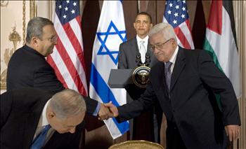 عباس يصافح باراك بحضور أوباما ونتنياهو قبيل بدء القمة الثلاثية في نيويورك أمس