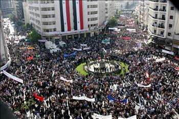 عشرات الآلاف يتظاهرون في وسط دمشق، أمس