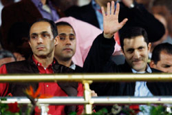 علاء وجمال مبارك خلال حضورهما مباراة مصر والجزائر في الخرطوم