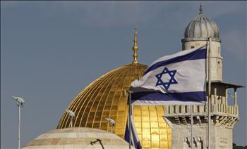 علم إسرائيلي قرب قبة مسجد الصخرة في القدس المحتلة