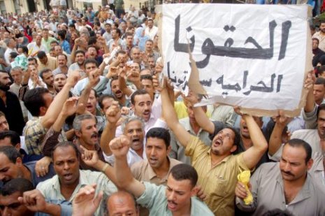 عمال مصنع الغزل خلال تظاهرهم لليوم الرابع في المحلة (شمال القاهرة) أمس.