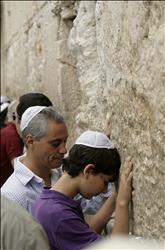 عمانوئيل وابنه زاك يؤديان الصلاة على «حائط المبكى» (البراق) في القدس المحتلة أمس