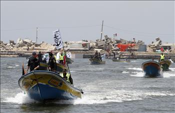 عناصر من البحرية التابعة لحركة حماس يتدربون أمس أمام مرفأ غزة استعداداً لاستقبال سفن «أسطول الحرية».