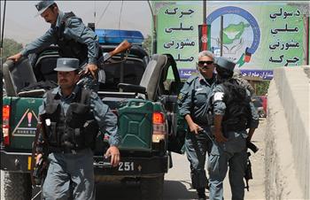 عناصر من الشرطة الافغانية خلال دورية في كابول أمس استعداداً لعقد «اللويا جيرغا» غداً