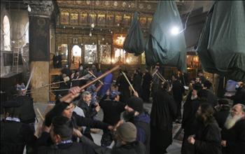 عناصر من الشرطة الفلسطينية يحاولون تفريق الكهنة في كنيسة المهد في بيت لحم أمس
