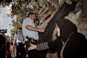 عناصر من الشرطة يحطمون الخيمة التي تؤوي عائلة الغاوي في حي الشيخ جراح في القدس المحتلة أمس