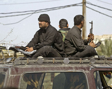 عناصر من جيش المهدي التابع للتيار الصدري في دورية بشوارع البصرة