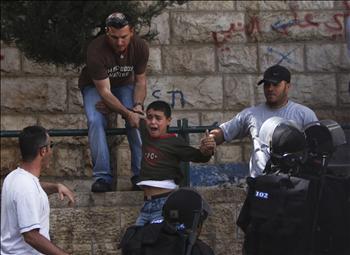 عناصر من شرطة الاحتلال تعتقل طفلاً فلسطينياً في البلدة القديمة في القدس المحتلة أمس