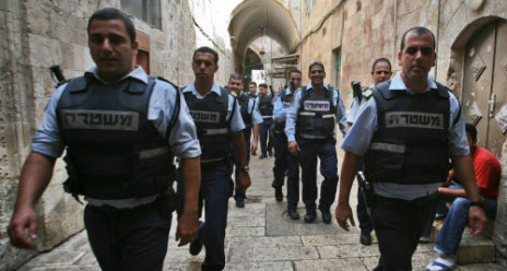 عناصر من شرطة الاحتلال في دورية في قلب المدينة القديمة أول من أمس