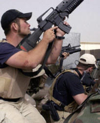 عنصر تابع لشركة «بلاك ووتر» يقاتل جنباً الى جنب مع الجيش الأميركي في العراق العام 2004