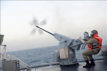 نصر في البحرية الإيرانية يطلق النار خلال تدريب عملاني على مدمرة «جماران» أمس