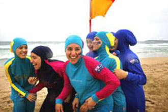فتيات مسلمات على شاطئ في استراليا