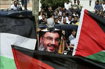 فلسطيني يرفع صورة للأمين العام لحزب الله السيد حسن نصر الله خلال تظاهرة سخنين أمس.
