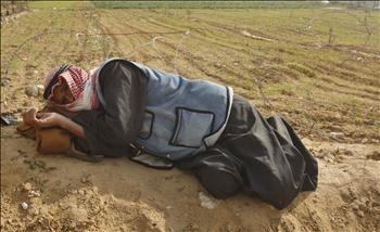 فلسطيني ينتظر عبور ابنه معبر رفح، قادماً إلى قطاع غزة