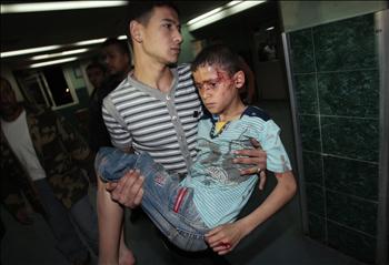 فلسطيني ينقل إلى المستشفى فتى أصيب خلال غارات للاحتلال على غزة أمس
