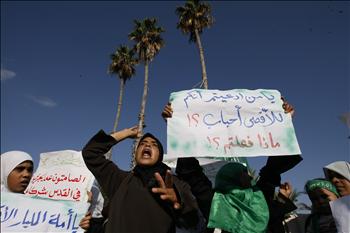 فلسطينيات يهتفن ضد الانتهاكات الإسرائيلية لحرمة المسجد الأقصى خلال تظاهرة لحركة حماس في غزة أمس