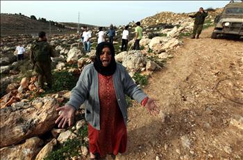 فلسطينية تصرخ احتجاجاً على قيام مستوطنين بالاستيلاء على أرض قرب مستوطنة كريات أربع قرب الخليل في الضفة الغربية أمس