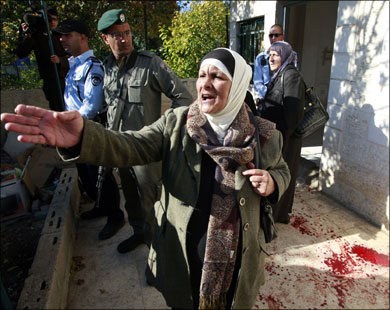 فلسطينية تصرخ في وجه مستوطنين استولوا على منزلها بمنطقة الشيخ جراح بالقدس المحتلة