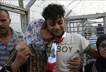 فلسطينية تقبّل ابنها الأسير المفرج عنه في نابلس أمس