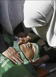 فلسطينية تنتحب فوق جثة الشهيد عبد اللطيف الخروب قرب الخليل أمس.