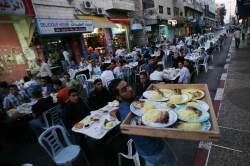 فلسطينيون على مائدة إفطار في أحد أسواق رام الله