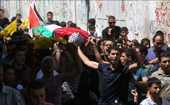 فلسطينيون يشيعون جثمان الشهيد محمد نايف في مخيم الجلزون قرب رام الله أمس.