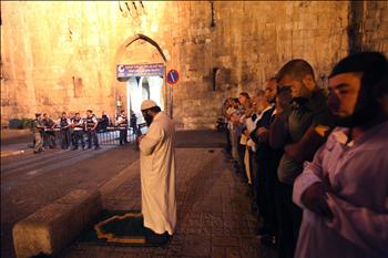فلسطينيون يصلون عند مدخل باب حطة بعد منع قوات الاحتلال لهم من الدخول إلى مسجد الأقصى.