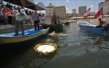 فلسطينيون يضعون اكليلاً من الزهر على أرواح شهداء «أسطول الحرية» في بحر غزة أمس