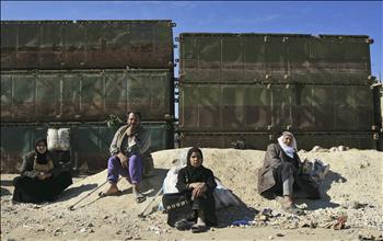 فلسطينيون ينتظرون السماح لهم باجتياز معبر رفح الذي أغلقته السلطات المصرية أمس