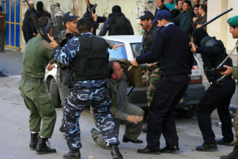 قوى الأمن الفلسطينية التابعة للسلطة تعتدي على متظاهر ضدّ «أنابوليس» في الخليل أمس