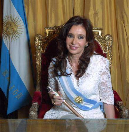 كريستينا فرنانديز دي كيرشنر بعد ادائها اليمين القانونية كرئيسة مقبلة للارجنتين في قصر الرئاسة في بوينس أيريس يوم الاثنين.