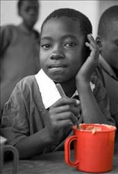 يكفي ٢٥ سنتاً يومياً لملء »الكوب الأحمر« الذي تقدم فيه وكالات الأمم المتحدة الغذاء يومياً لملايين الأطفال الجياع حول العالم. وفي معظم الحالات، يكون هذا »الكوب الأحمر« وجبة الطفل الوحيدة طيلة يومه.