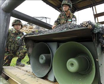 جنود كوريون جنوبيون يتفقدون مكبرات صوت مستخدمة لبث دعاية ضد بيونغ يانغ عند موقع حدودي قرب المنطقة الخالية من السلاح في يانغو أمس