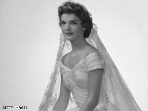 كيندي في ثوب زفافها