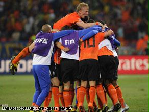 لاعبو هولندا يحتفلون بالتأهل للمربع الذهبي