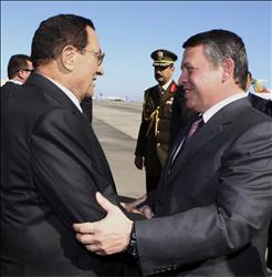 مبارك خلال استقباله الملك الأردني في شرم الشيخ أمس