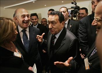 مبارك وأولمرت عقب مؤتمرهما الصحافي في شرم الشيخ أمس_0.