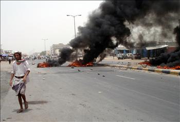 متظاهرون قبليون يحاولون قطع طريق رئيسي في بلدة صبر في محافظة لحج جنوب اليمن أمس