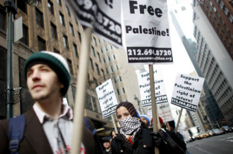 متظاهرون يطالبون بإنهاء الحصار على غزّة أمام القنصليّة الإسرائيليّة في نيويورك أول من أمس.